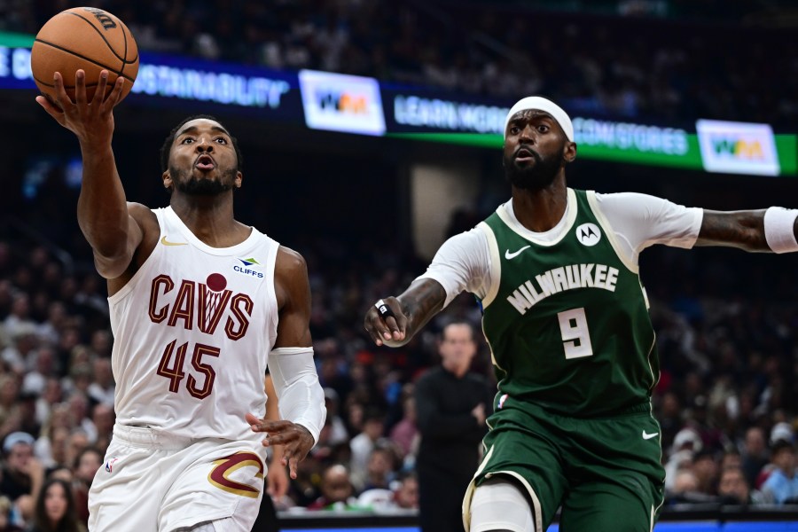 mitchell-and-mobley-score-20+-as-cavaliers-edge-bucks
