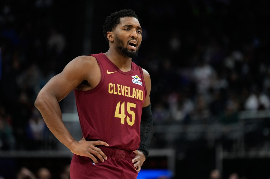 mitchell-drops-35-as-cavaliers-get-3rd-straight-win