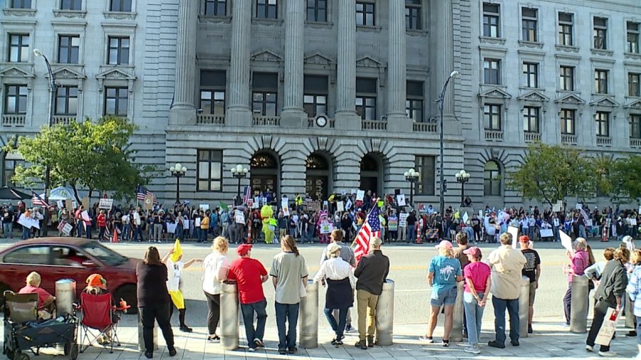 hundreds-gather-across-valley-for-‘no-kings’-protests