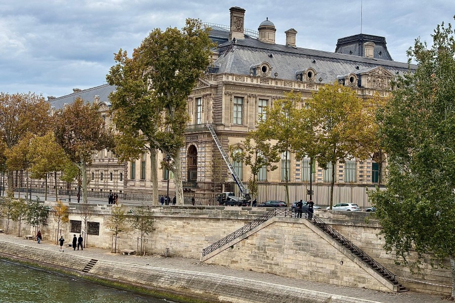 thieves-steal-crown-jewels-in-4-minutes-from-louvre-museum