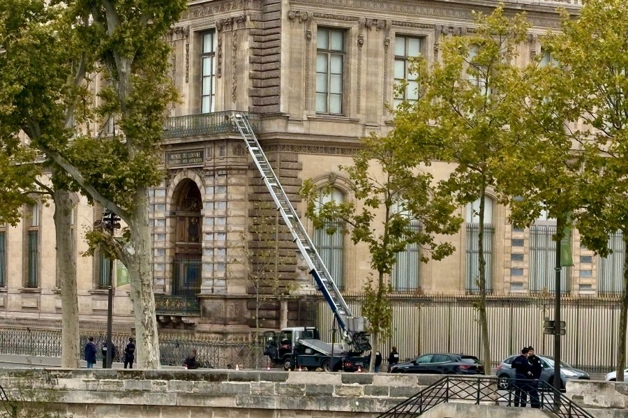 thieves-strike-louvre-in-brazen-jewel-heist-as-the-world’s-most-visited-museum-shuts