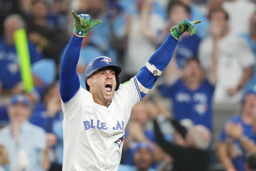blue-jays-rally-past-mariners,-advance-to-world-series