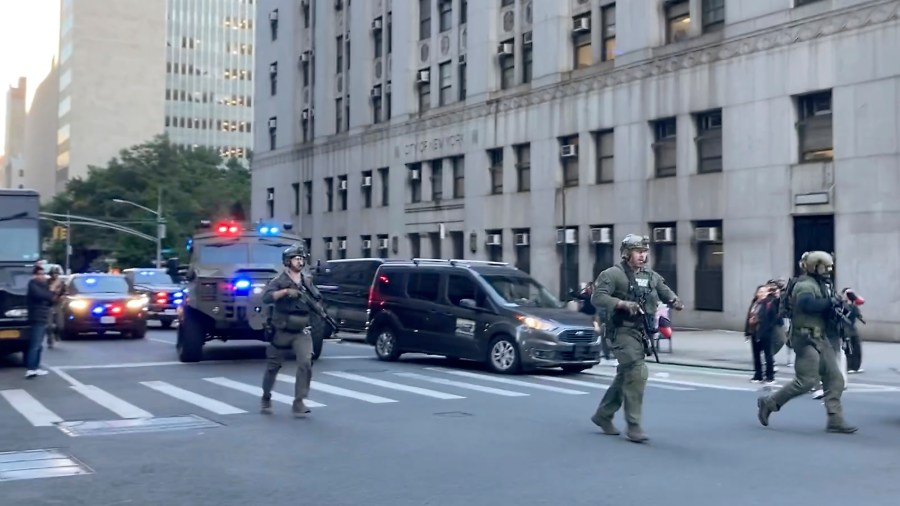 immigration-agents-conducting-sweep-on-nyc’s-famed-canal-street-confronted-by-protesters