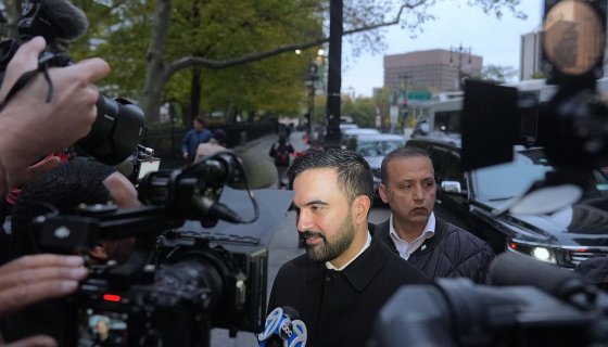 mayoral-candidate-zohran-mamdani-hits-the-club-in-nyc,-vibes-to-“not-like-us”