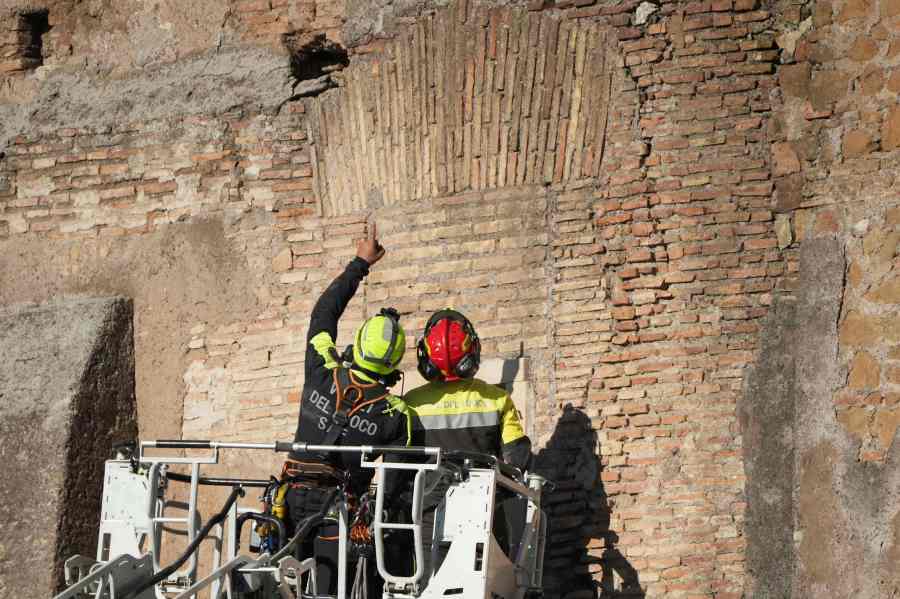 rescuers-in-rome-struggle-to-reach-worker-trapped-in-medieval-tower-after-partial-collapse