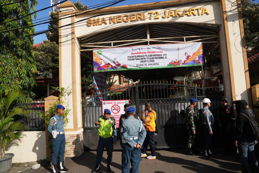 multiple-explosions-shake-a-mosque-in-an-indonesian-high-school-and-injure-54