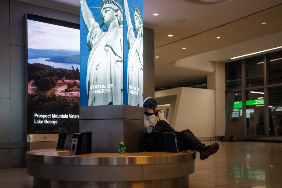us-airlines-cancel-more-than-2,500-weekend-flights-largely-due-to-government-shutdown