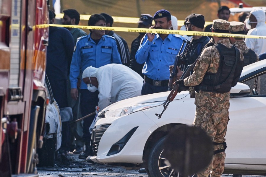 a-suicide-bomber-targets-an-islamabad-court,-killing-12-people-and-wounding-27,-minister-says