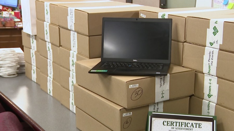 youngstown-residents-receive-free-laptops-after-completing-oak-hill-collaborative’s-program