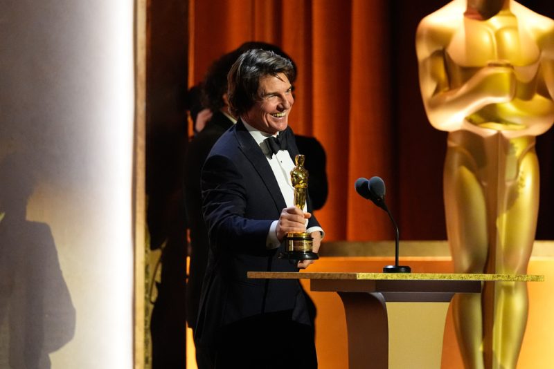 tom-cruise-was-awarded-his-first-oscar-on-sunday-night.-here’s-what-it-was-for