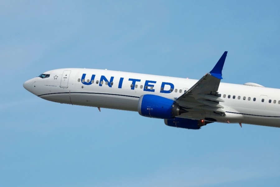 flight-to-cleveland-deplaned-after-hitting-another-plane-at-airport