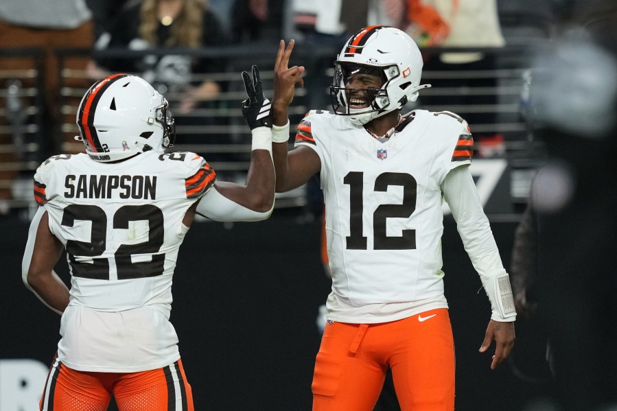 sanders-wins-first-start-with-browns-over-raiders