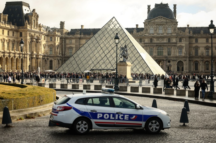 4-more-arrested-in-$102m-louvre-jewel-heist,-paris-prosecutor-says