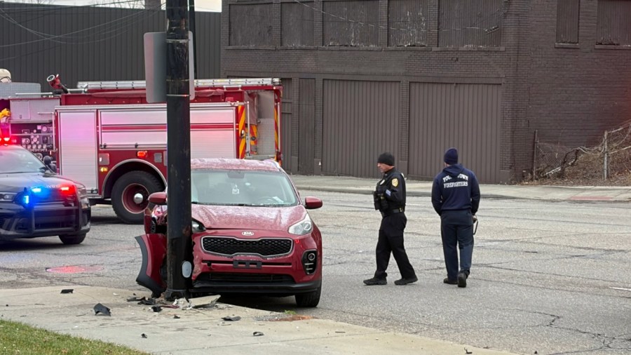 car-runs-into-pole-in-austintown
