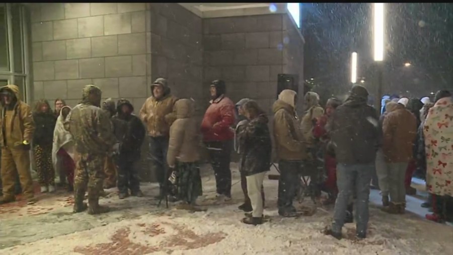 shoppers-brave-cold,-snow-for-black-friday-shopping-at-eastwood-mall