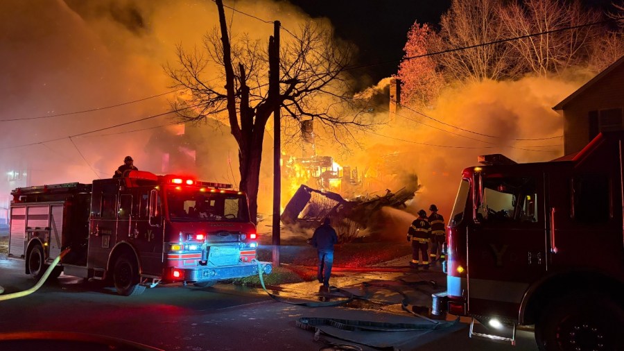 fire-destroys-2-houses-in-youngstown,-damages-third
