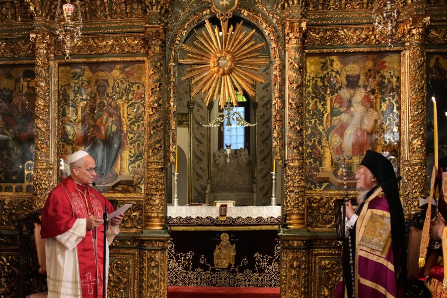 pope-visits-istanbul’s-blue-mosque-without-praying-as-he-focuses-on-unifying-christians