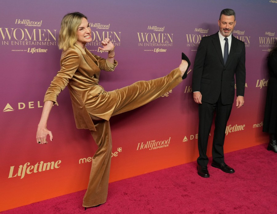 abc-signs-jimmy-kimmel-to-a-one-year-contract-extension,-months-after-temporary-suspension