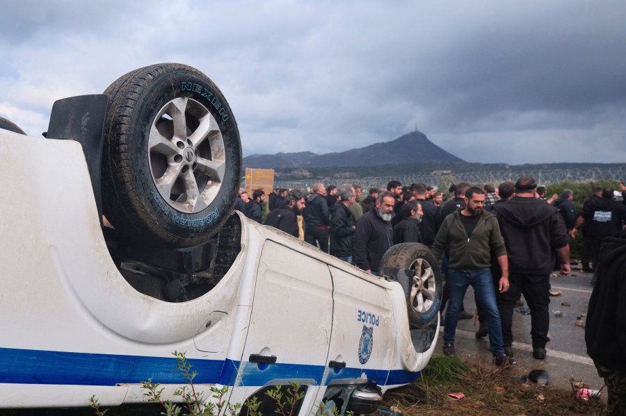 protesting-greek-farmers-swarm-onto-aircraft-parking-area-of-international-airport-on-crete