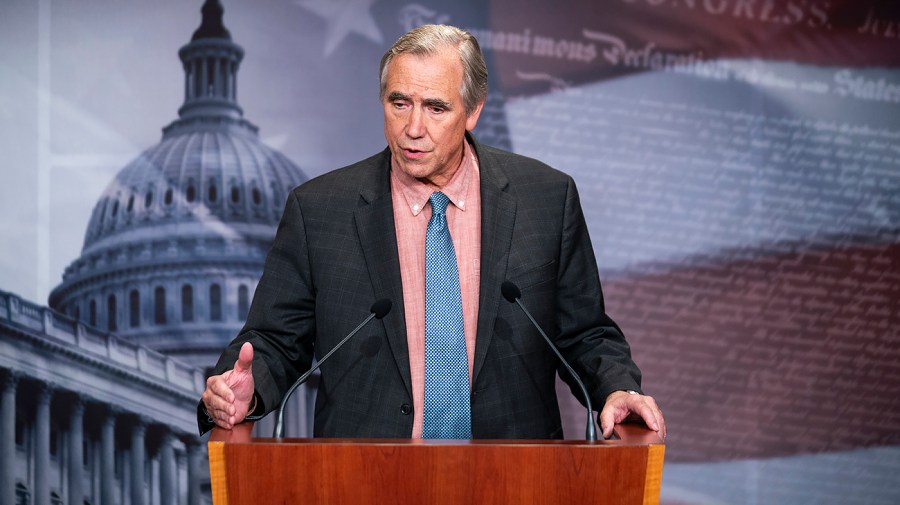 senate-democrats-introduce-bill-to-block-trump-from-putting-face-on-dollar-coin