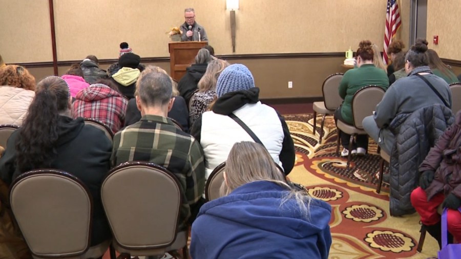 residents-of-austintown-apartment-honor-victim-of-explosion-at-memorial-service