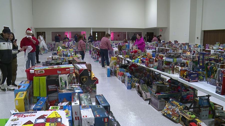 misson-hosts-annual-toy-distribution-in-warren