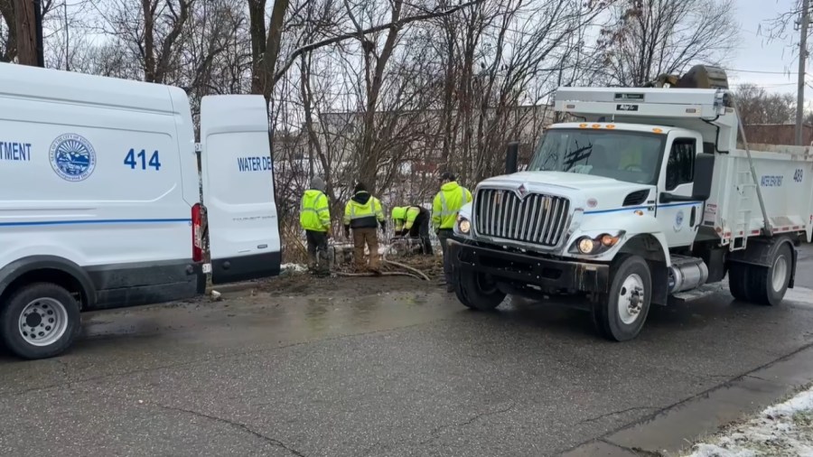 city-water-crews-battling-water-line-break-on-shady-run-road