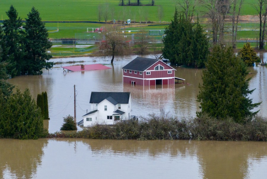 record-floods-in-washington-state-trigger-dramatic-rescues-and-evacuations