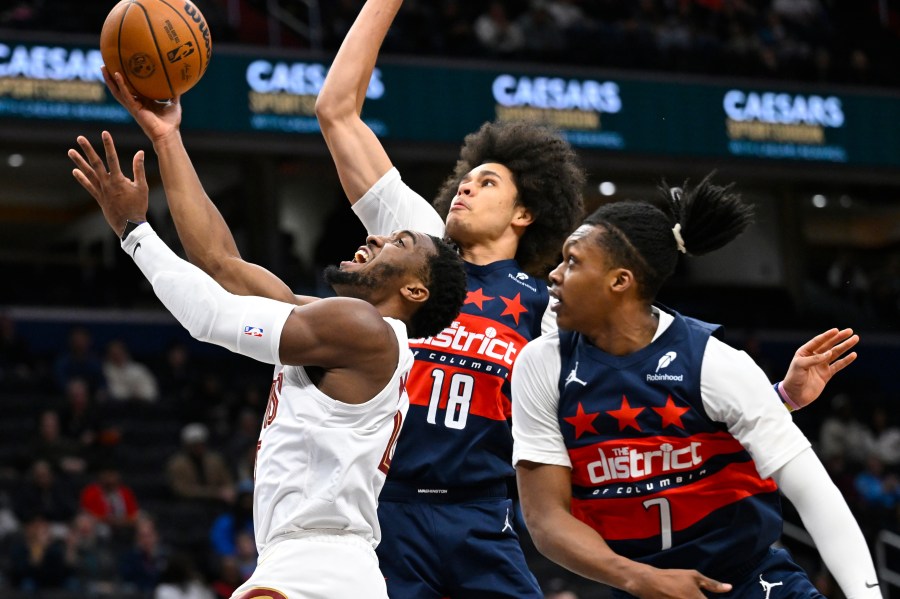 mitchell-scores-48-in-the-4th-to-rally-cavs-past-wizards