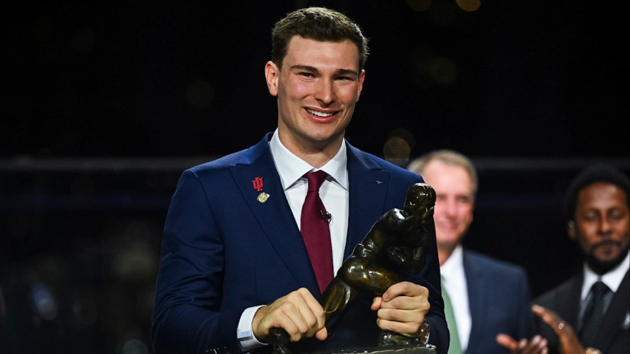 mendoza-wins-the-heisman-trophy-as-college-football’s-top-player