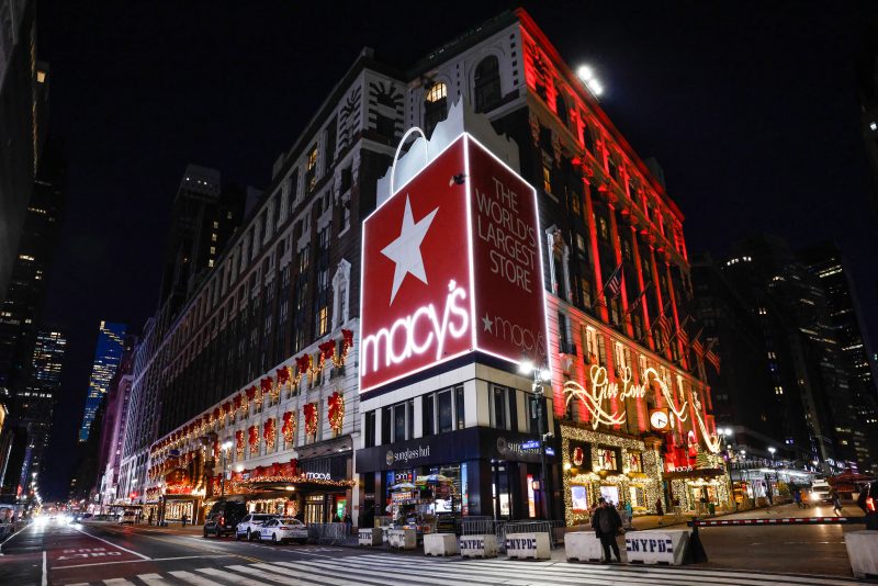 tourist-stabbed-while-changing-baby’s-diaper-in-nyc-macy’s,-good-samaritans-thanked