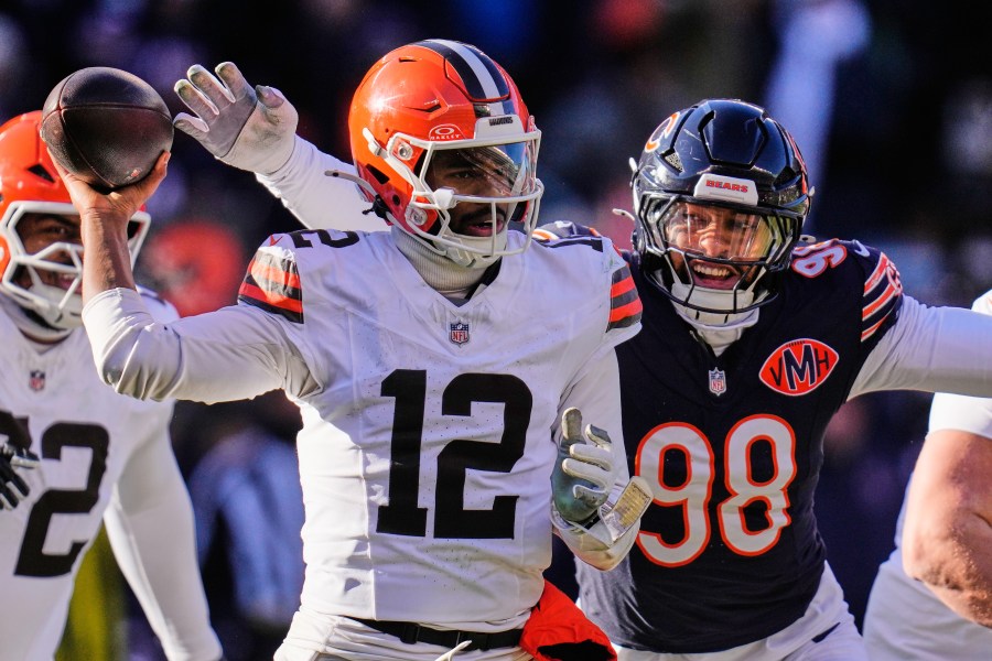 bears-pound-browns-as-garrett-closes-in-on-sack-record
