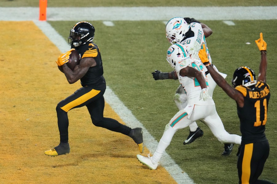 steelers-freeze-out-dolphins,-stay-atop-afc-north