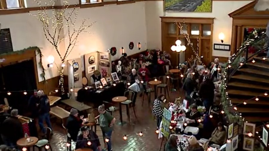 last-minute-christmas-gift-market-held-at-b&o-station-banquet-hall