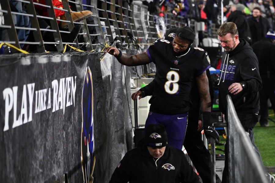 ravens’-lamar-jackson-forced-out-of-game-against-patriots-with-a-back-injury