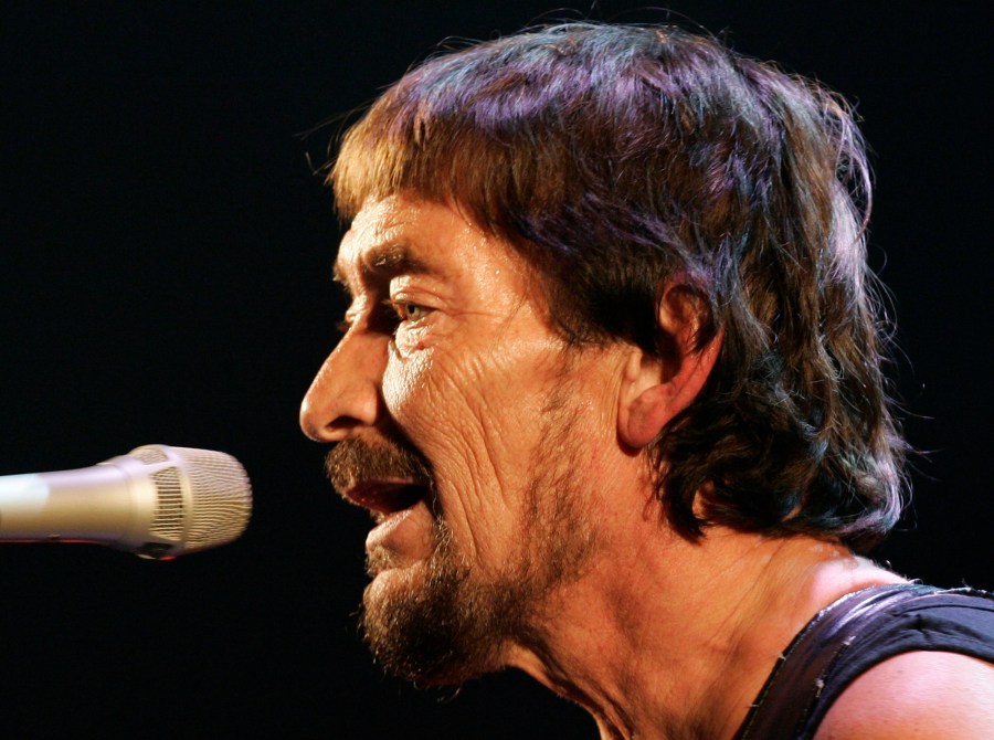 singer-songwriter-chris-rea,-known-for-‘driving-home-for-christmas,’-dies-at-74