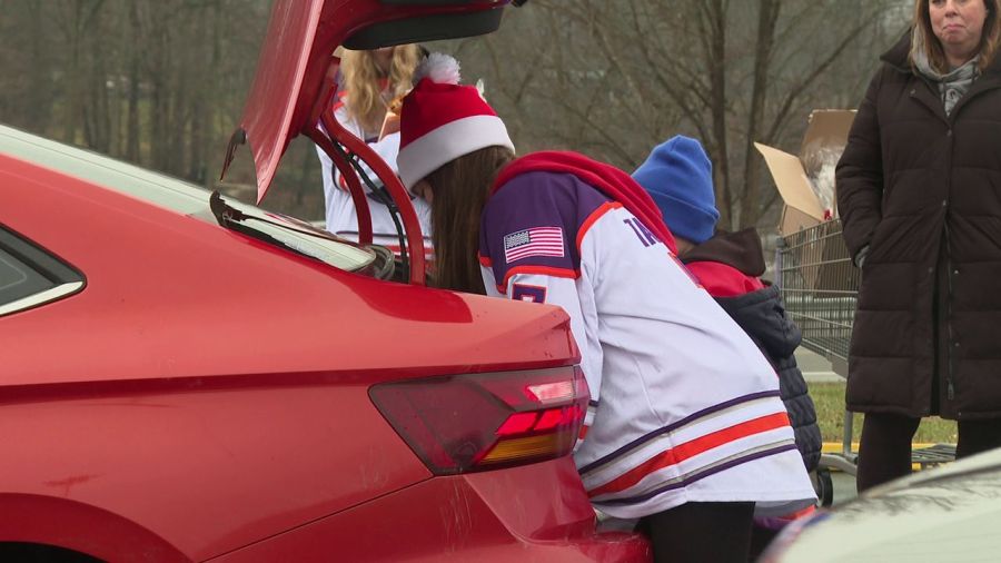 youth-sports-teams-host-holiday-food-giveaway-in-poland