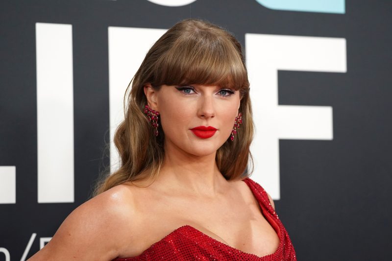 taylor-swift-donates-$1m-each-to-american-heart-association,-feeding-america
