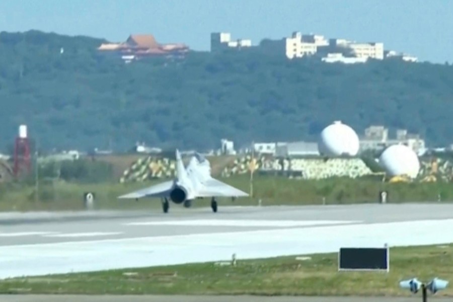 chinese-military-drills-around-taiwan-resume-for-a-second-day,-aimed-at-warning-‘external-forces’