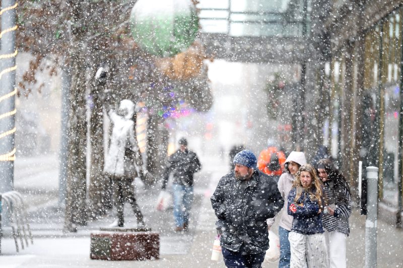 winter-storms-bring-blizzard-conditions-and-strong-winds,-disrupting-post-holiday-travel