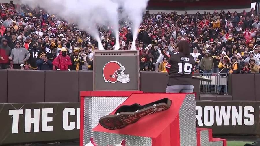 browns-honor-family-of-man-who-helped-save-bernie-kosar’s-life