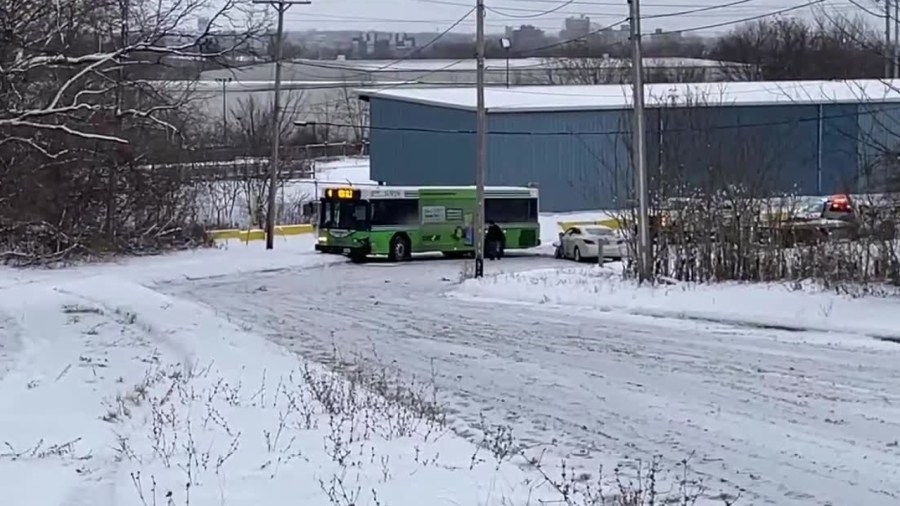 wrta-bus,-vehicle-collide-in-youngstown