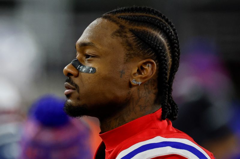 patriots-receiver-stefon-diggs-charged-with-strangulation,-assault
