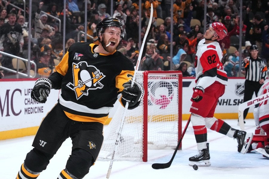 mantha-scores-twice,-penguins-beat-the-hurricanes-5-1