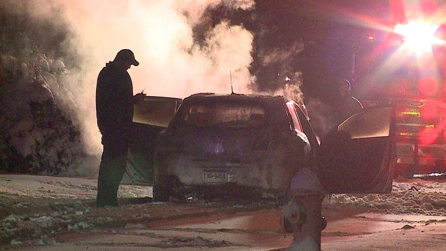 firefighters-respond-to-car-fire-in-youngstown