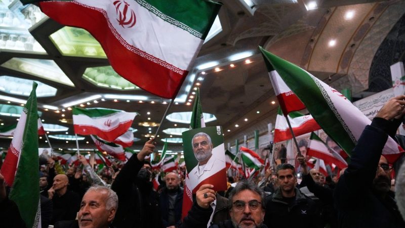 iran:-us-troops-‘legitimate-targets’-after-trump-threatens-to-intervene-in-protests