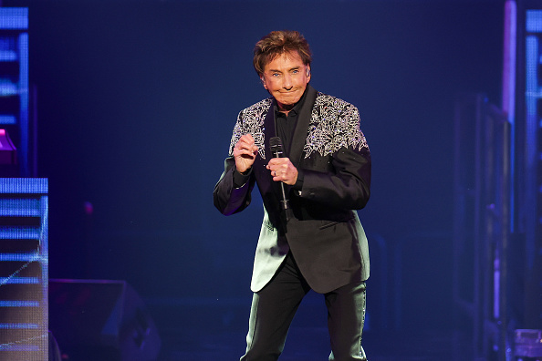 ‘better-today’:-barry-manilow-shares-new-picture-following-cancer-diagnosis