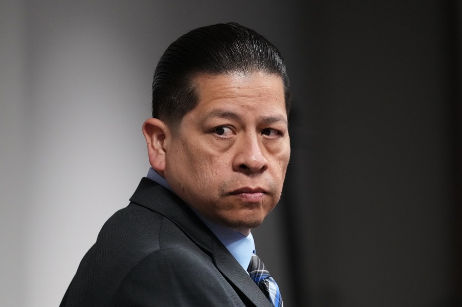 uvalde-schools-officer-did-nothing-until-it-was-too-late-during-shooting,-prosecutor-says