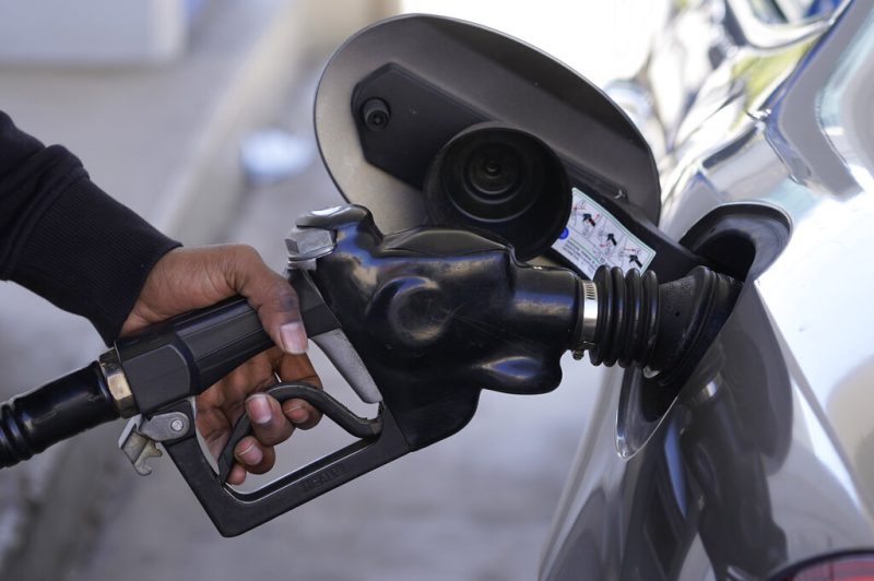 gas-prices-to-fall-to-around-$3-per-gallon-this-year,-forecast-says