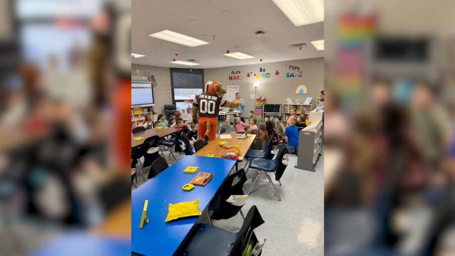 local-students-get-a-visit-from-browns-mascot-chomps